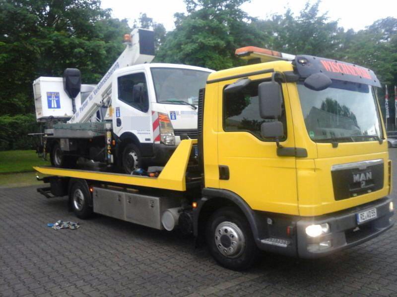 LKW-Transport auf Plateau-Lkw für sicheren Fahrzeugtransport.